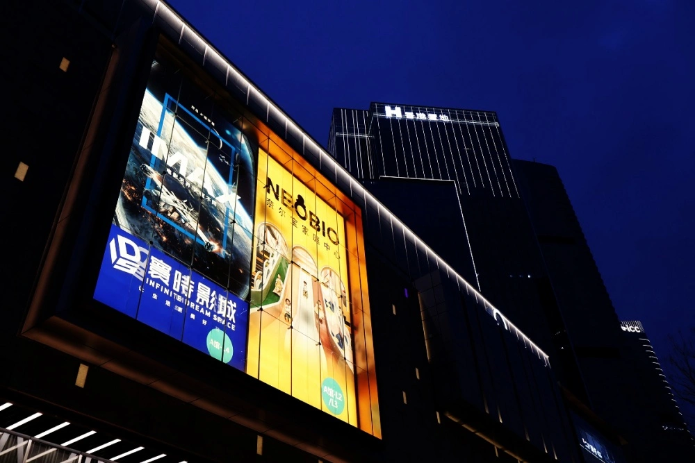 购物中心内部换画灯箱